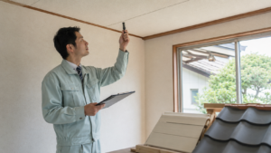 築古戸建てのアスベスト建材を確認する調査員