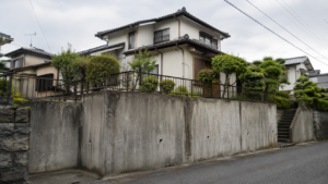 築古戸建ての擁壁と道路との高低差
